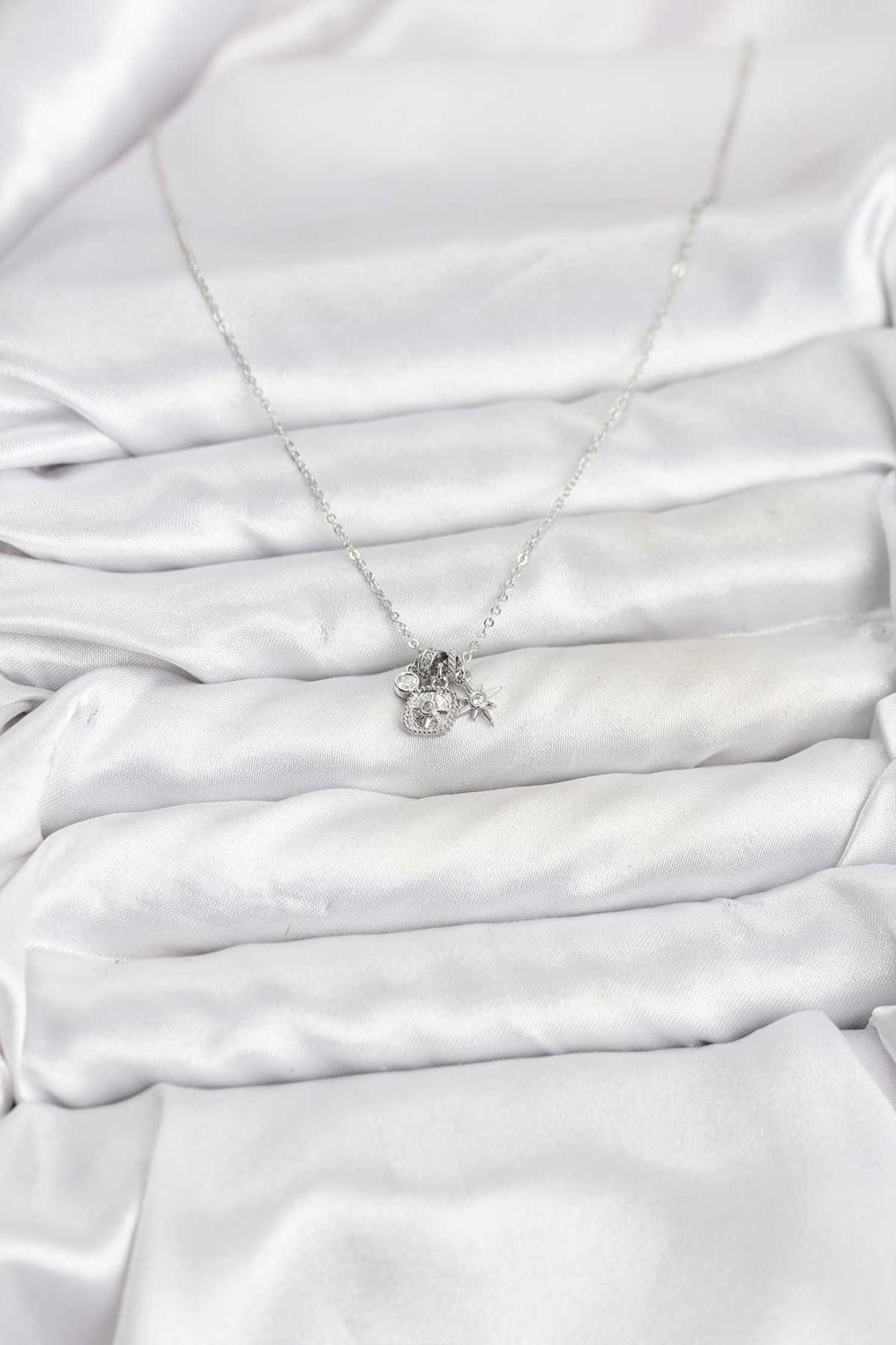 Pirinç Gümüş Renk Minimal Charmlı Kadın Kolye