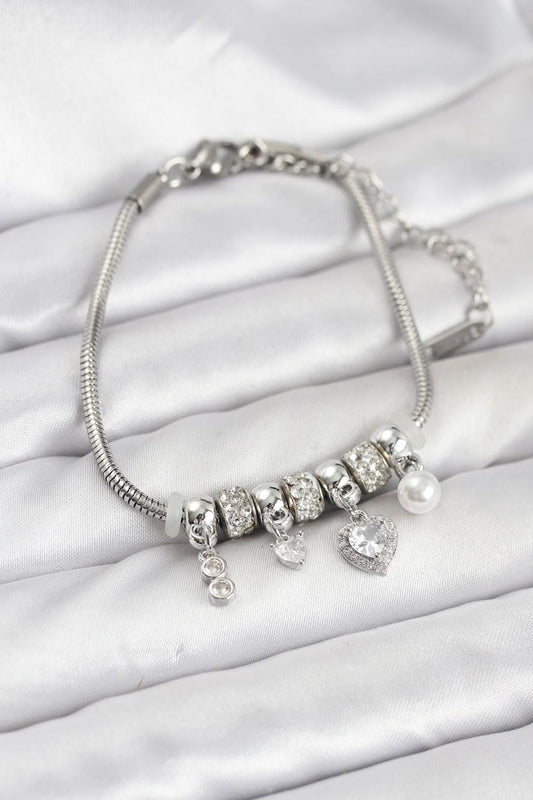 Pirinç Gümüş Renk Kalp Charmlı Kadın Bileklik